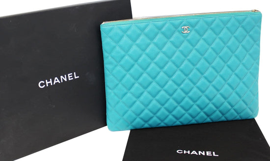 Leather clutch bag Chanel Green in Leather - 13157710