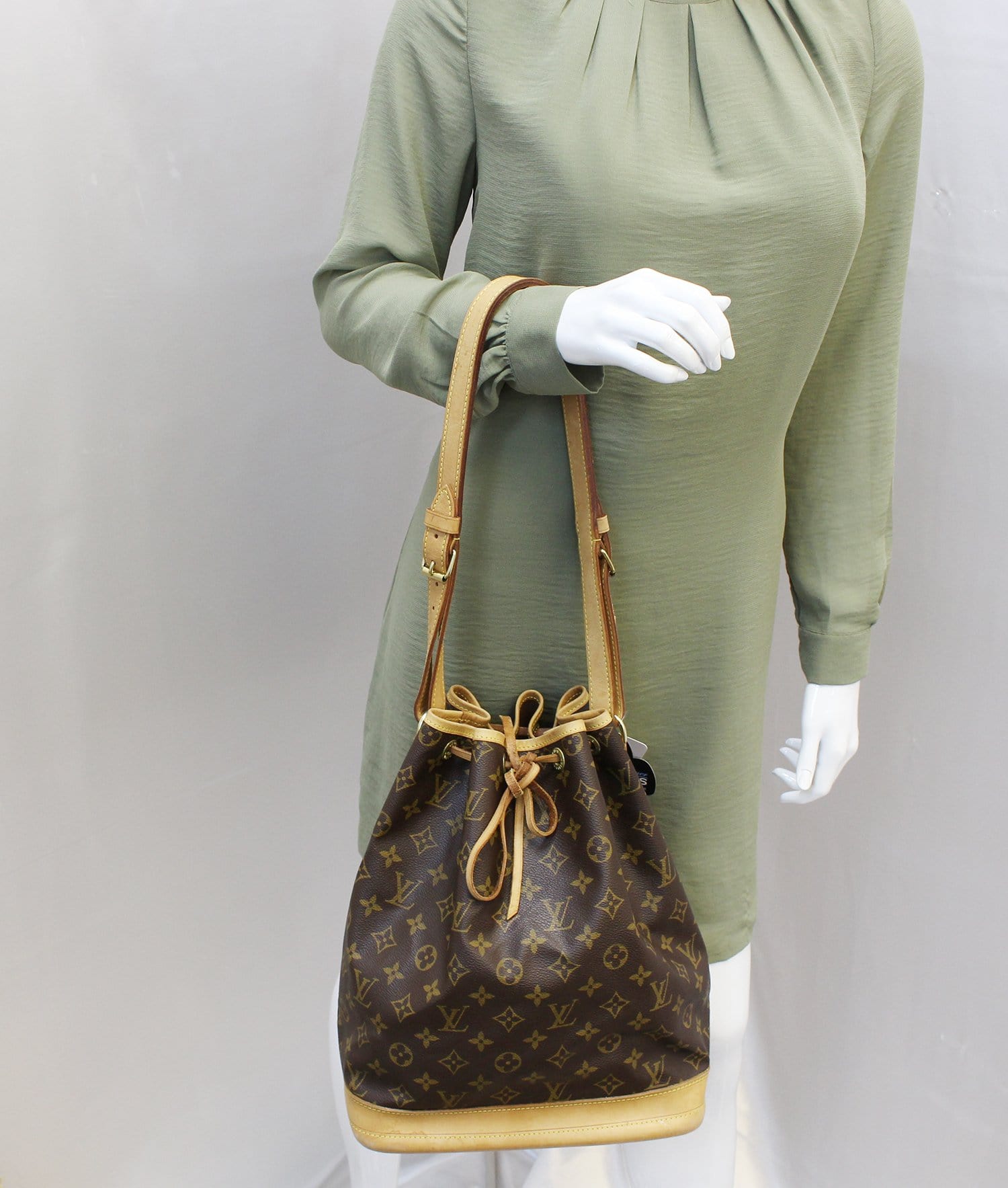 LOUIS VUITTON Pre Owned Monogram Canvas Noe Large Shoulder Bag