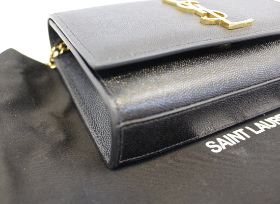 Premium AI Image  a black and gold purse with a gold chain on the front