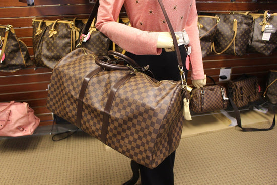 LOUIS VUITTON: Damier Ebene Keepall Bandouliere 55 – Luv Luxe