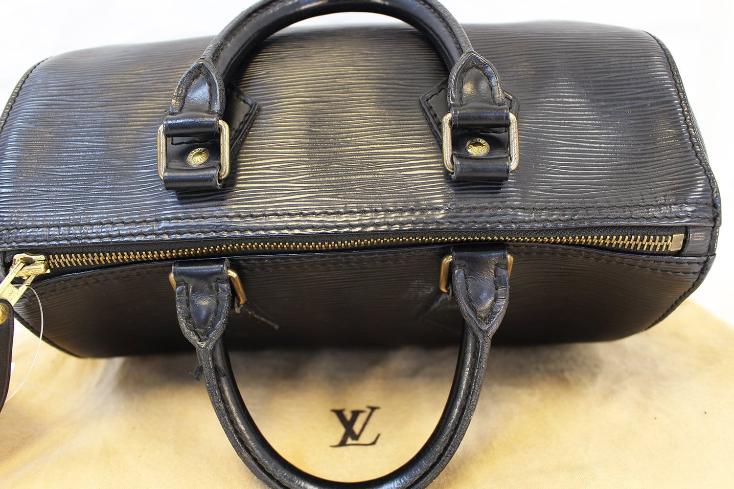 Louis Vuitton Noir Black Epi Leather Speedy 25, Luxury, Bags & Wallets on  Carousell