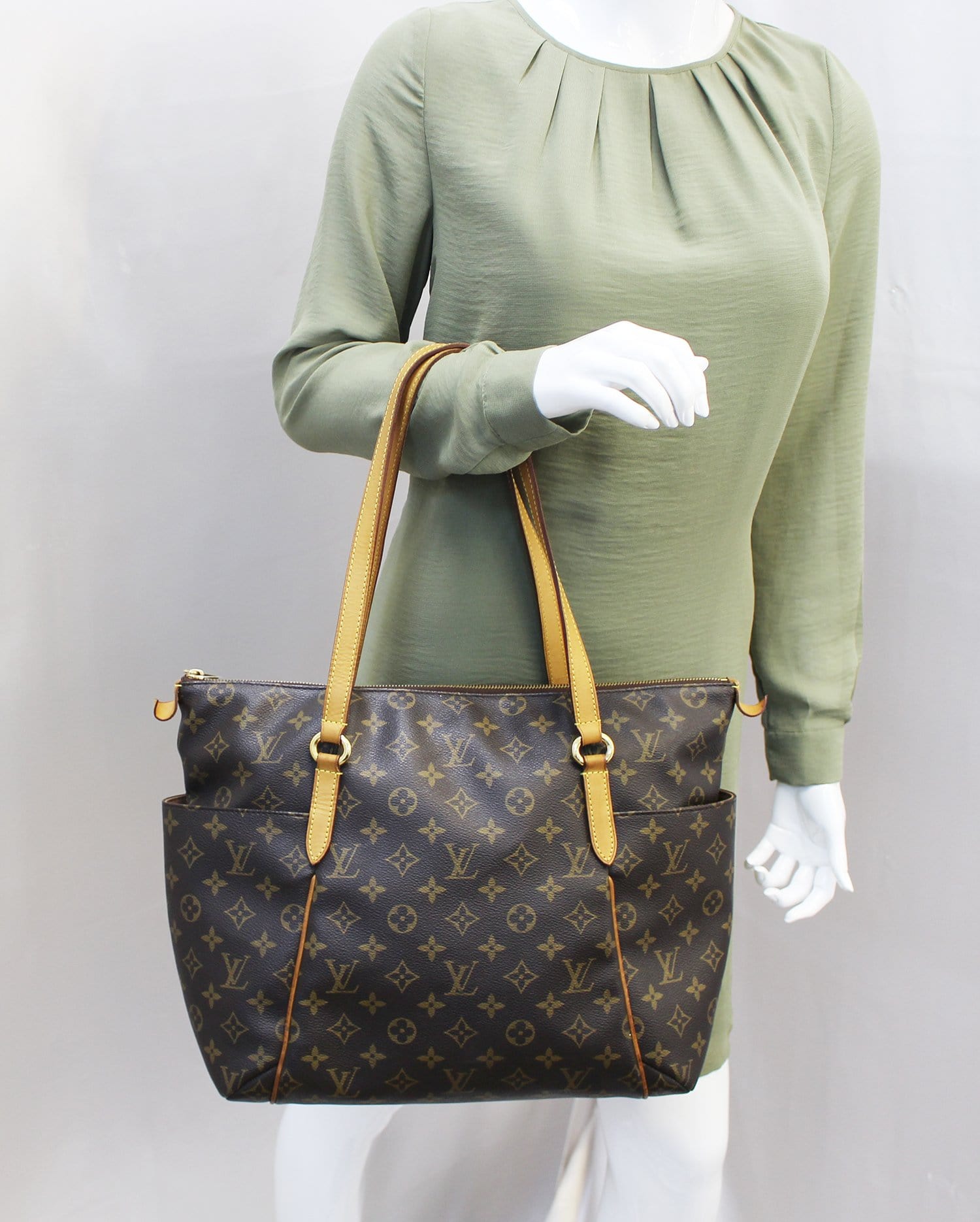 LOUIS VUITTON Monogram Canvas Totally MM Tote Bag