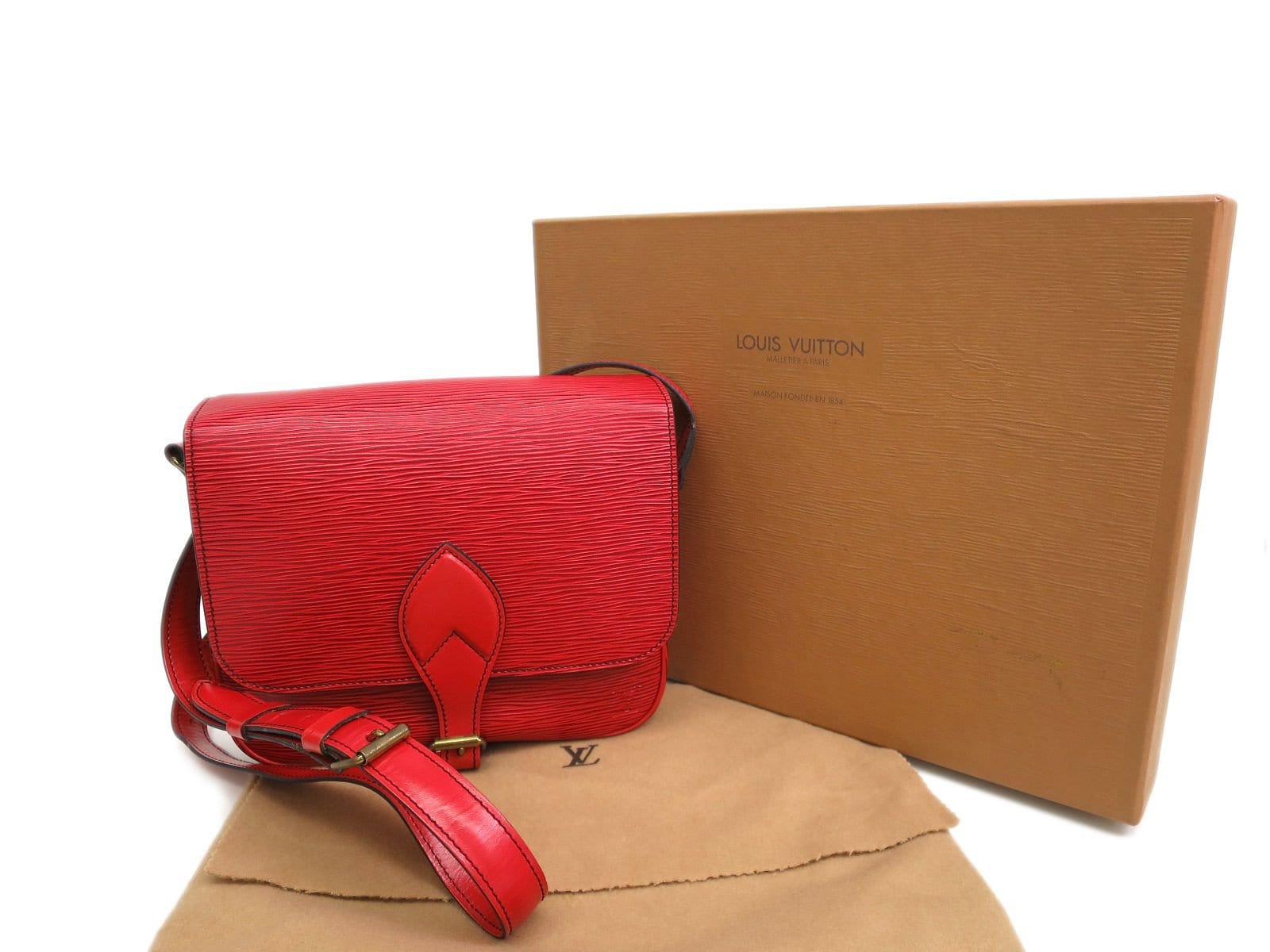  Louis Vuitton, Pre-Loved Red Porte Cles Pomme D'Amour Bag  Charm, Red : Clothing, Shoes & Jewelry
