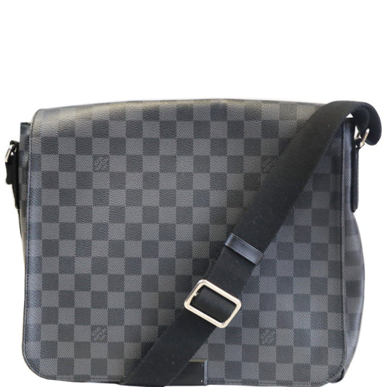 Louis Vuitton Damier Graphite District MM Messenger Bag (SHF-19605