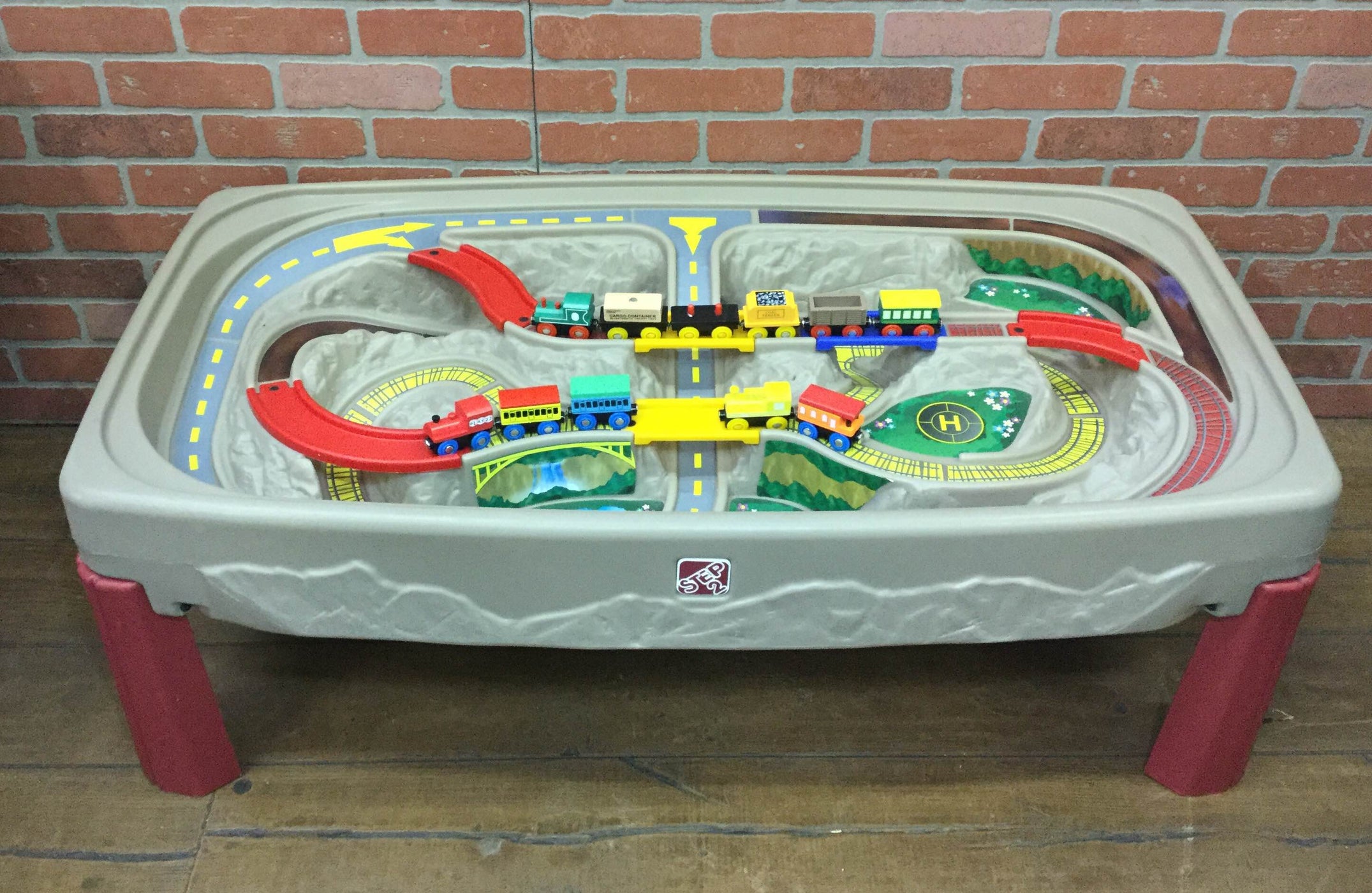 step2 deluxe canyon road train & track table with train set