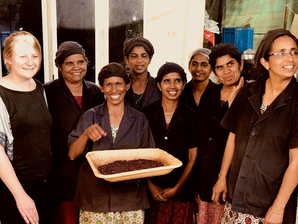 Frauenpower bei Kakao Verarbeitung in Wayanad ©Direkt vom Feld