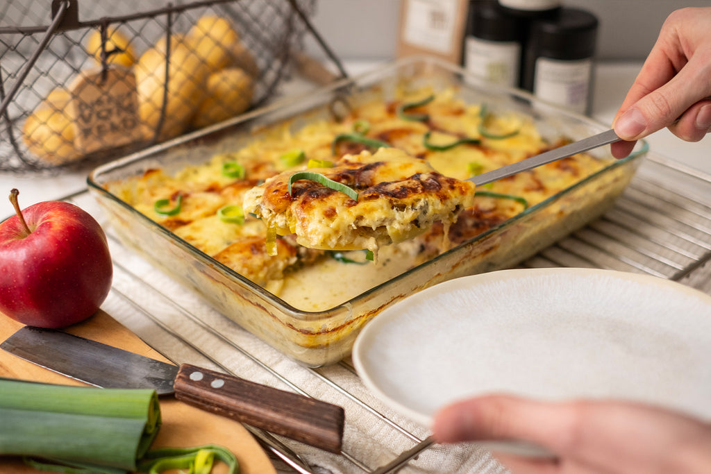 leckeres Kartoffel-Apfel-Gratin in einer Glasauflaufform