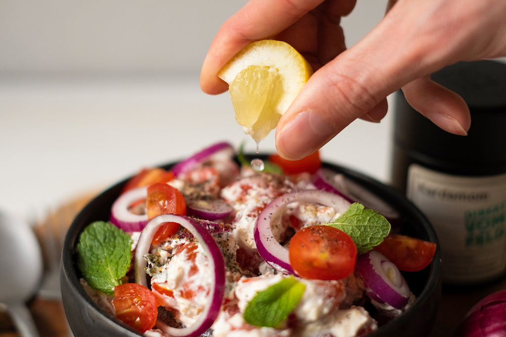 Tomatensalat mit Kardamom | mit frisch ausgepresster Zitrone on top