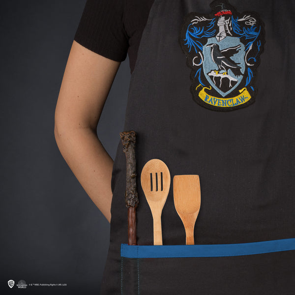 https://cdn.shopify.com/s/files/1/1541/8579/products/Apron-Ravenclaw-HarryPotter-Lifestyle-_3-4895205602458_600x600.jpg?v=1594287716