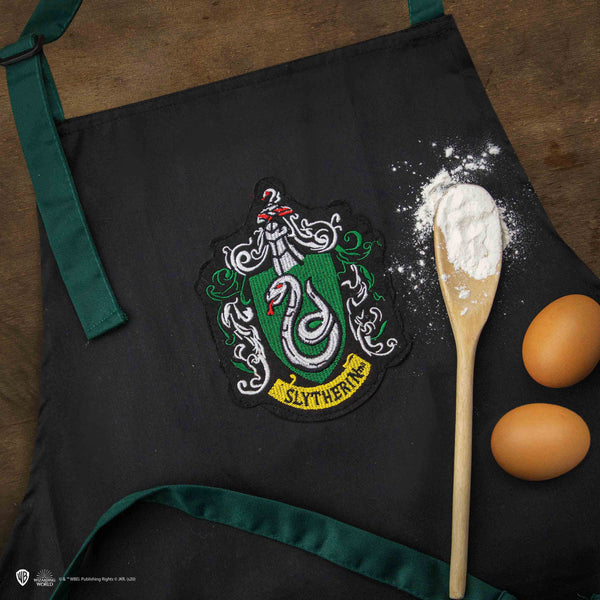 https://cdn.shopify.com/s/files/1/1541/8579/products/Apron-Slytherin-HarryPotter-Lifestyle-_2-4895205602441_600x600.jpg?v=1594288025