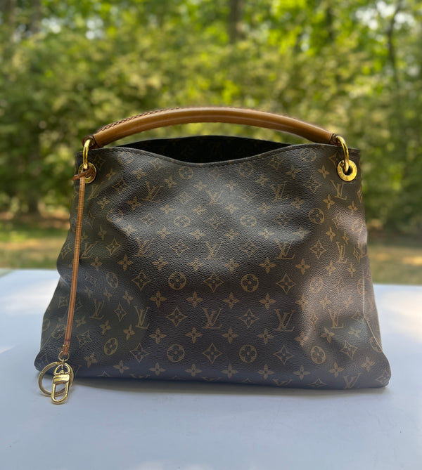 Review of the Redesigned Louis Vuitton Artsy MM 