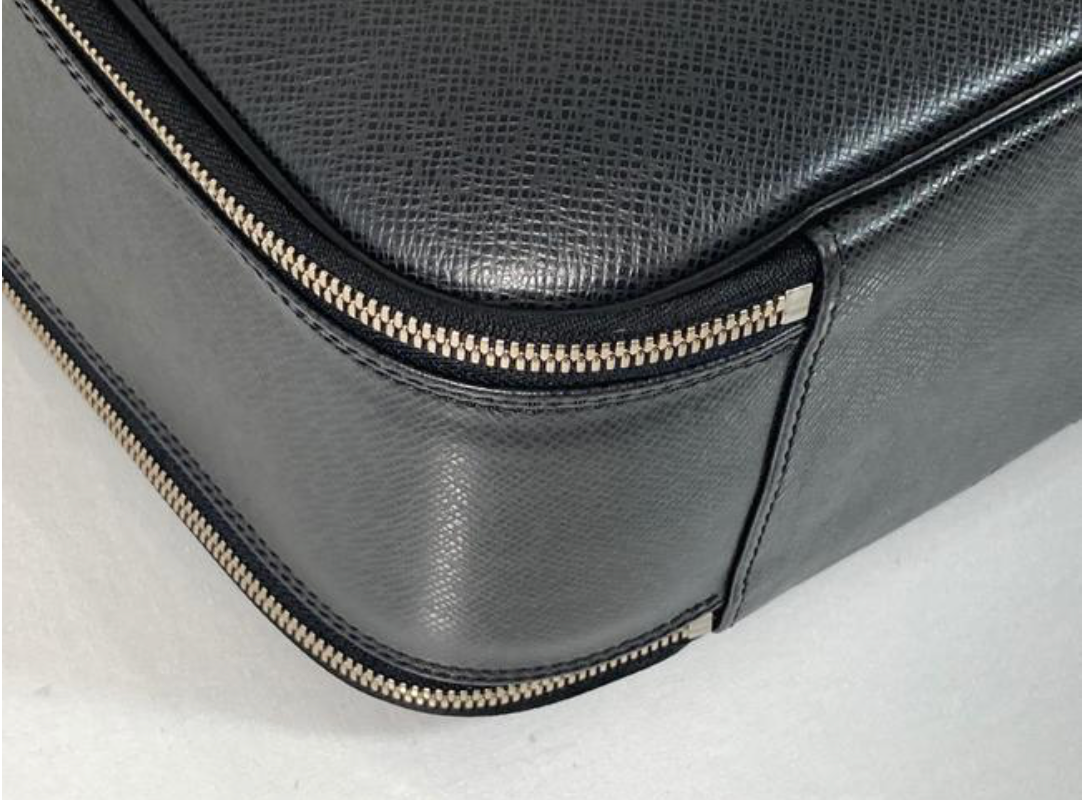 Louis Vuitton Cuir Taiga Tura 2 Way in Black – Chicago Consignment