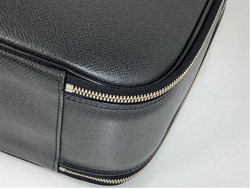 Louis Vuitton Cuir Taiga Tura 2 Way in Black – Chicago Consignment