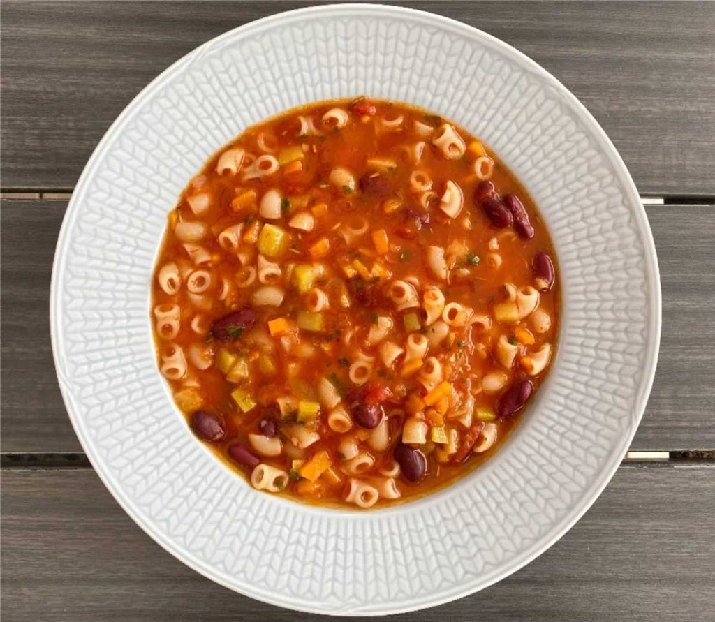 Barnvänlig minestronesoppa i djup tallrik