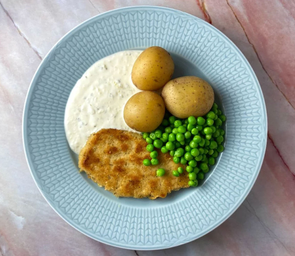 Picture of breaded spit with potatoes, sauce and peas