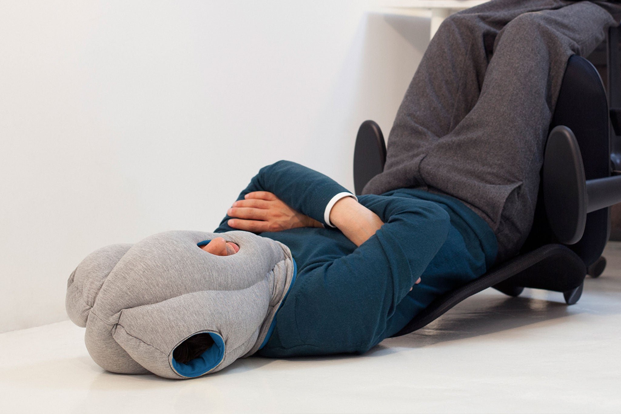 Включи станцию для сна. Острич Пиллоу. Подушка-страус Ostrich Pillow. Подушка для сна в офисе. Подушка для сна на столе.