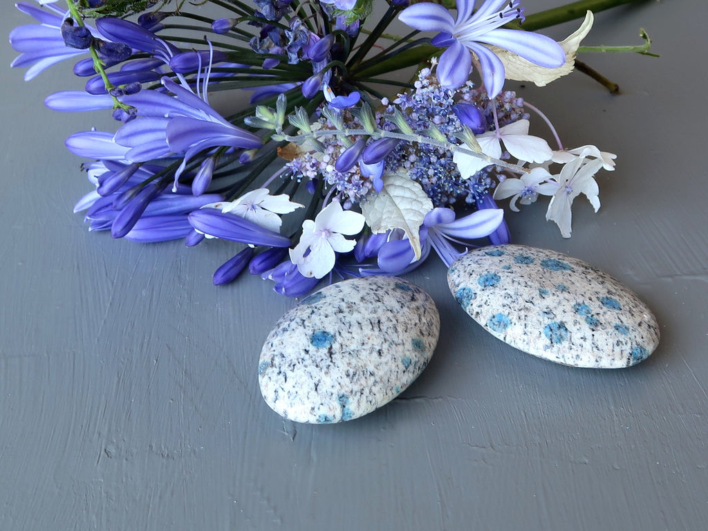 azurite oval stones and flowers