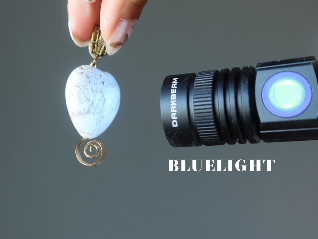 magnesite pendant in bluelight uv flashlight