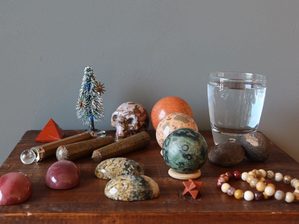 jasper stones, water, moqui marbles, christmas tree for jasper meditation preparations