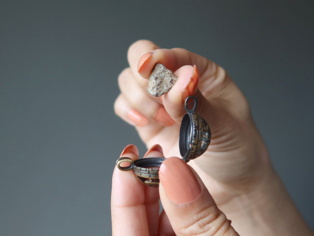 placing gao guenie meteorite in pendant cage