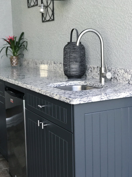 Granit countertop compliments the outdoor cabinets