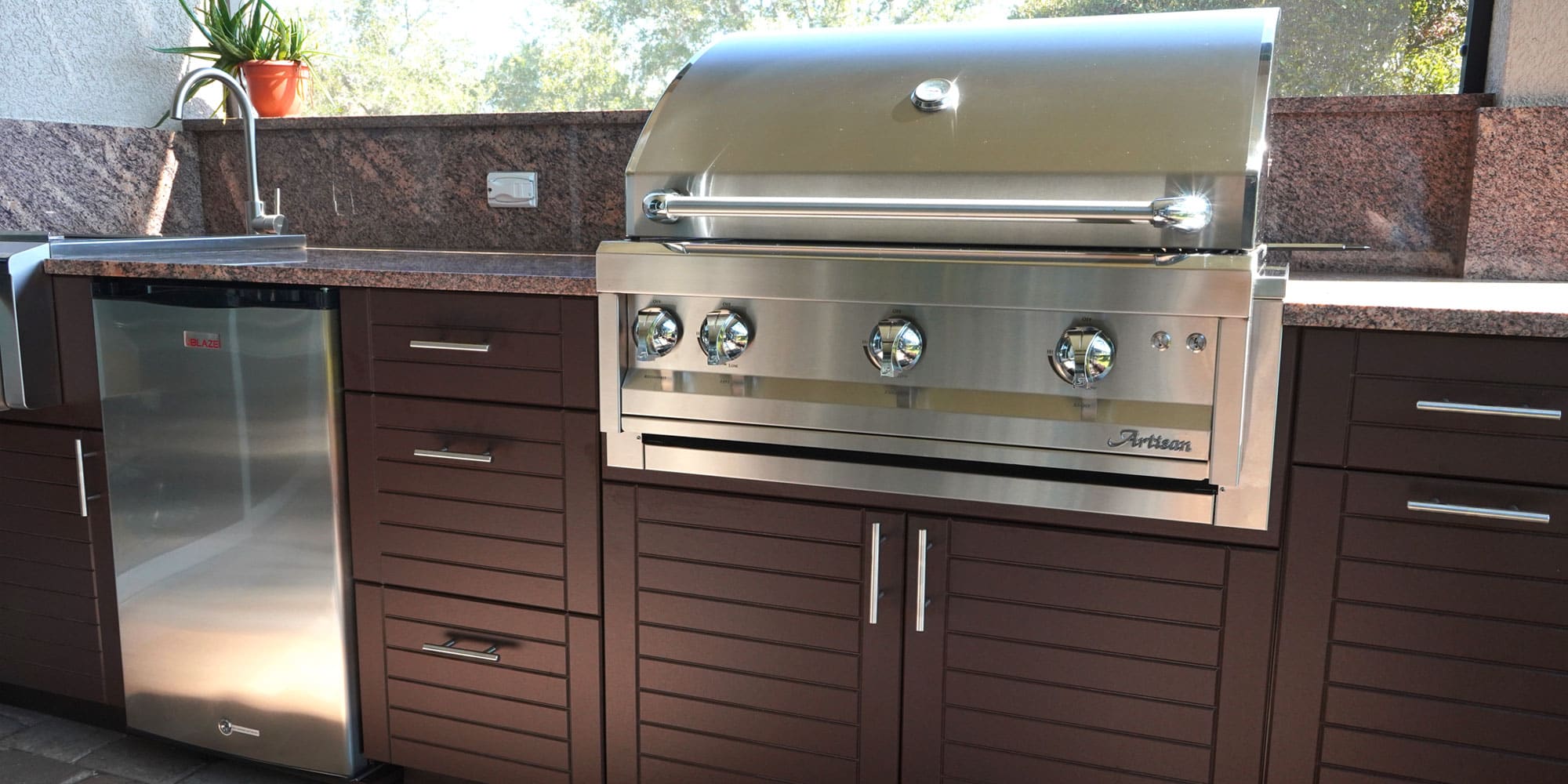 outdoor-kitchen-remodel-white-light-tampa-bay-2000x1000