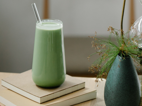 green fresh protein shake mit glasstrohhalm 