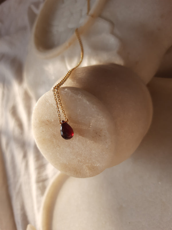 Teardrop Garnet Necklace in Gold | KLENOTA