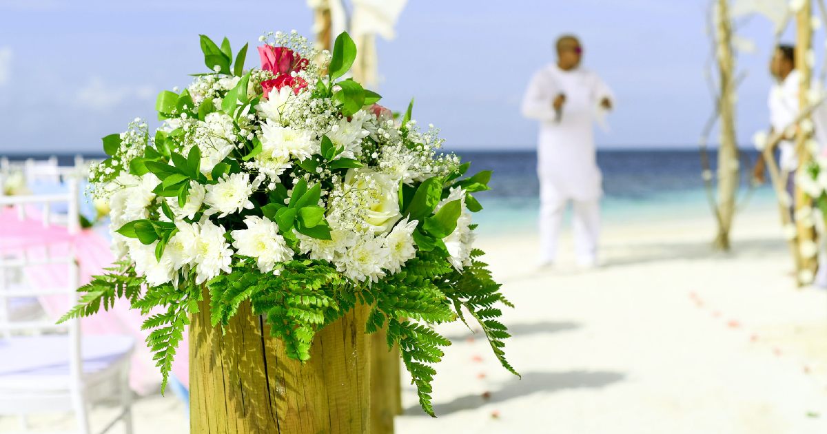 Creating wedding flower arrangements can be overwhelming,