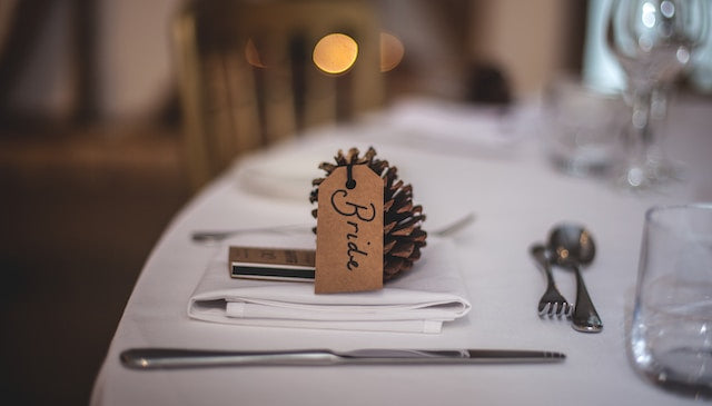 Table card with ornaments and cutlery