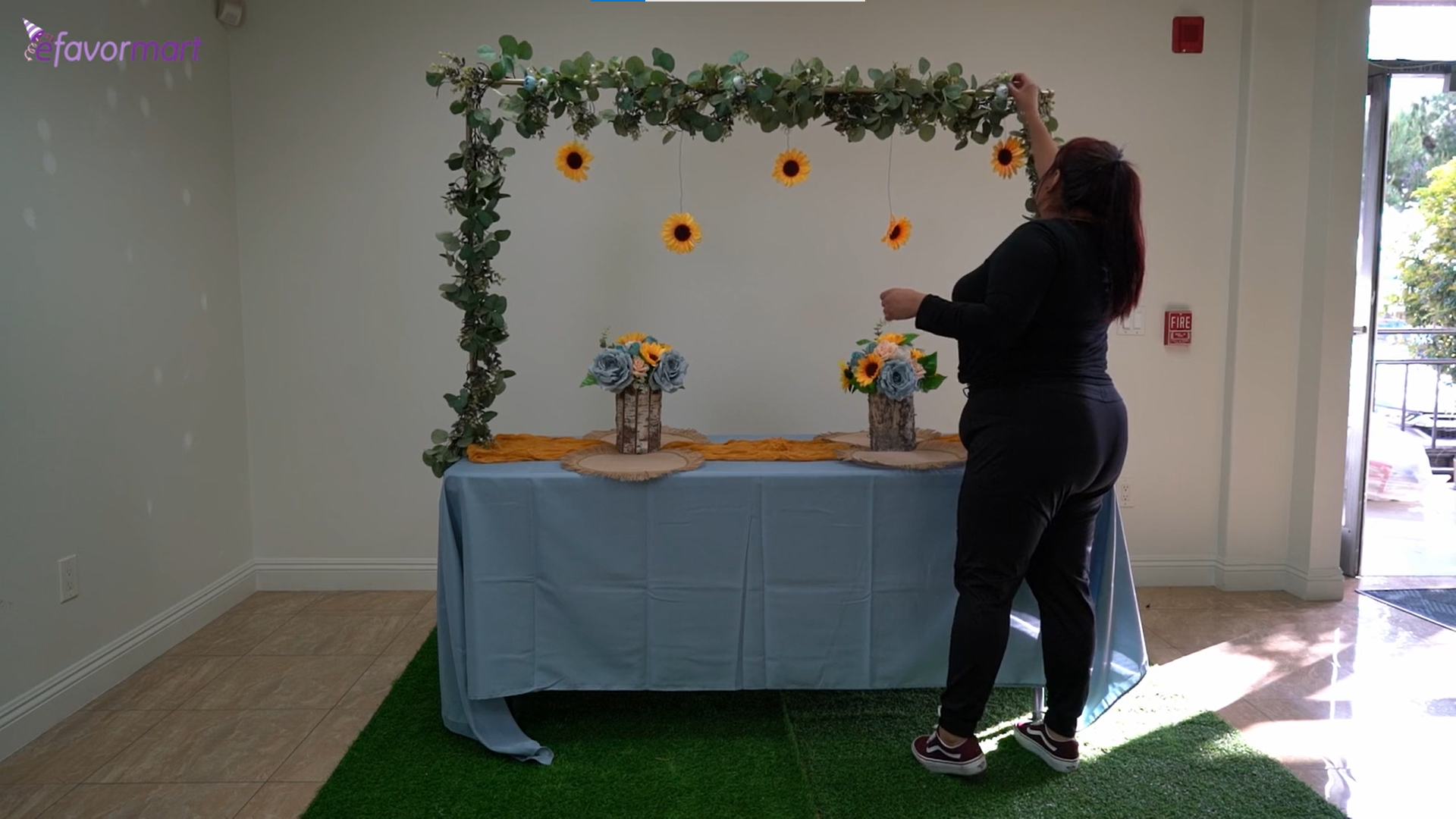 Person setting up the table floral decor