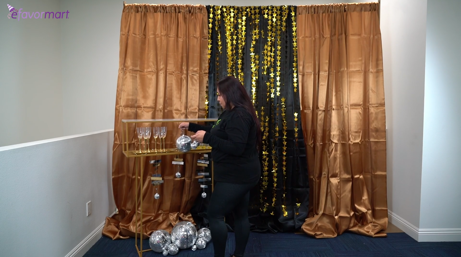 Champagne flutes on the centerpiece stand