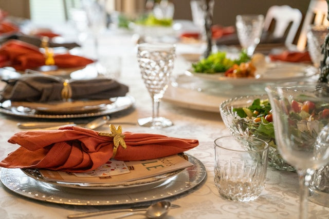Table setting with disposable dinnerware and dinner napkins