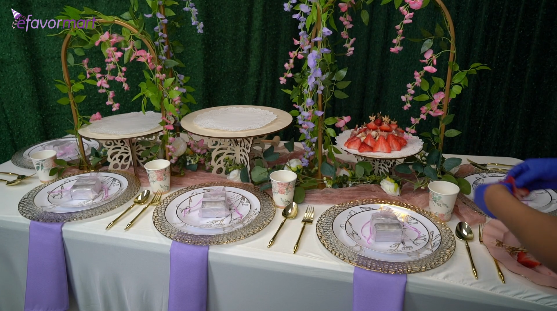 Tablescape using charger plates, dinner plates, cloth napkins, and utensils