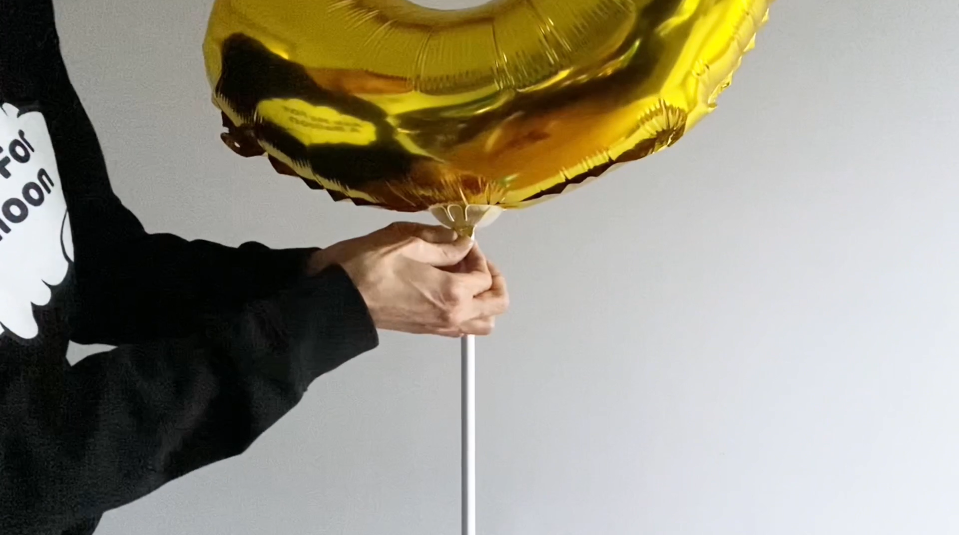 Attaching the number balloon to the column stand
