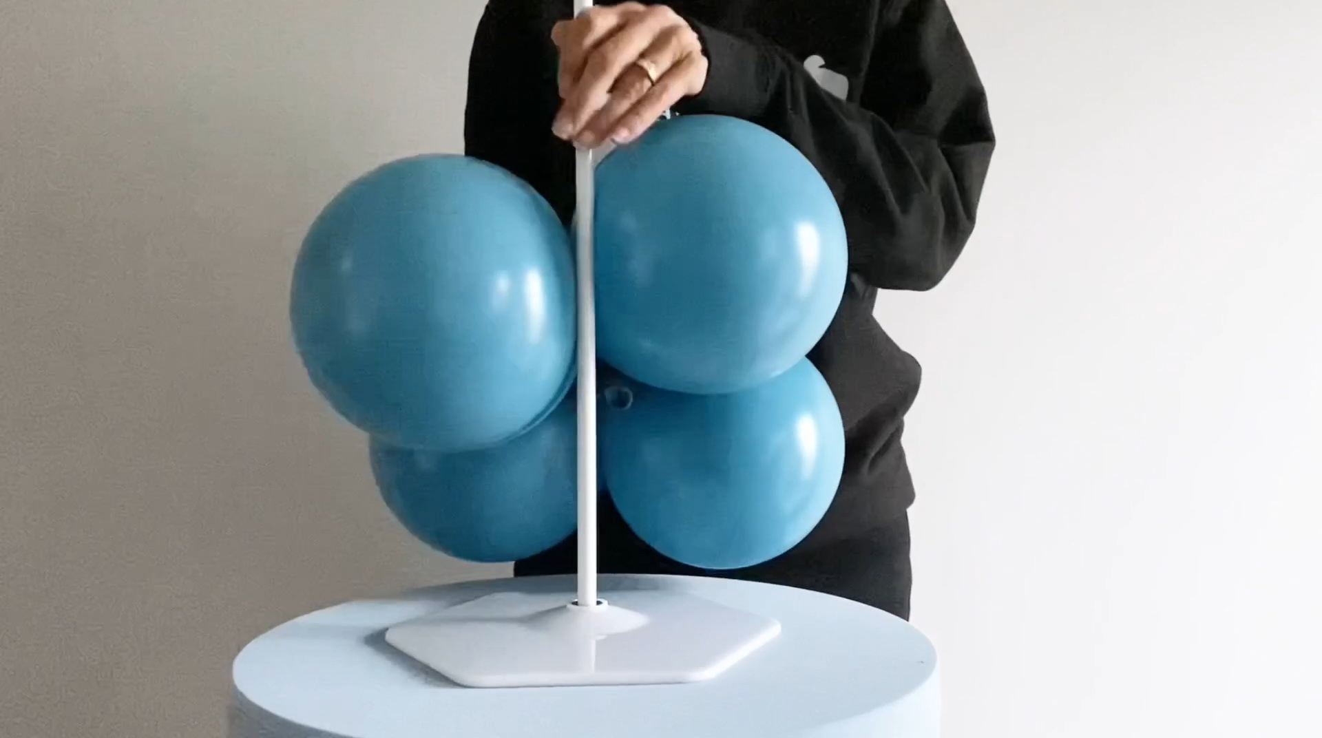 Ballon column stand with blue balloons