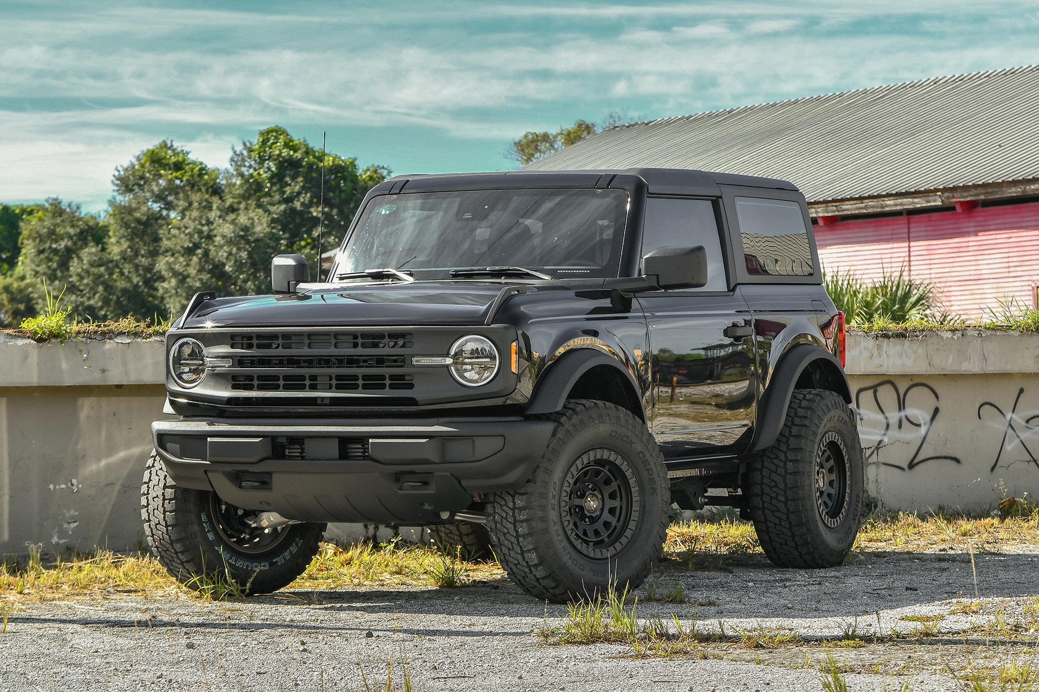 2022 Ford Bronco 4 Door Soft Top Shadow Black Wallpaper Lifted with HD Off-Road Venture Wheel Rims in Black & Bronze with 35 Inch All Terrain Tires. )