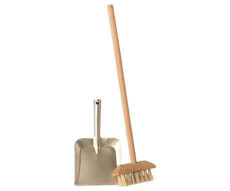 https://cdn.shopify.com/s/files/1/1553/9295/products/maileg-broom-set-463164_600x.jpg?v=1673672929