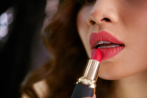 How to apply lipstick process