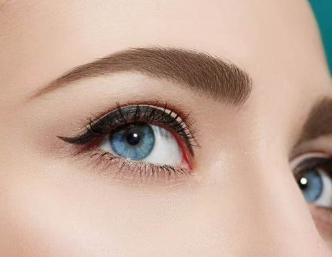 Emphatic natural eye makeup in liner