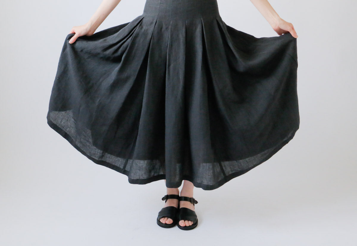 夏風に揺れる、シックな色合いのリネンスカート | LISETTE