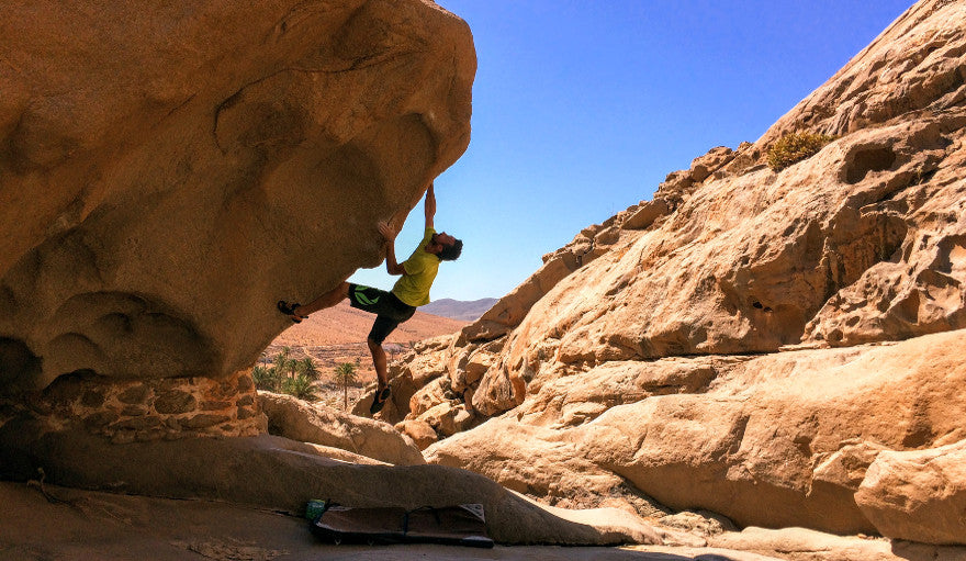boulderer climbing a boulder in fuerteventura