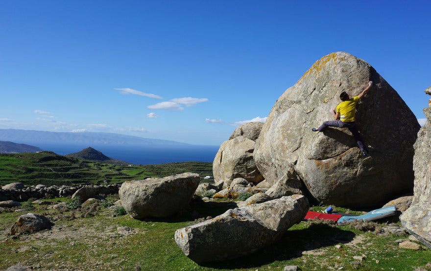 Meet the Crunch (7C) - Bouldering on Tinos