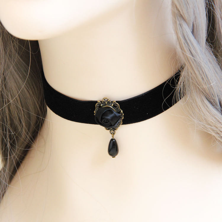 choker necklace with pendant