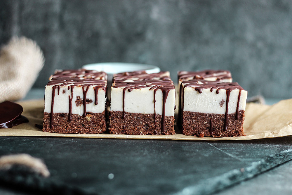 Cacao drizzle over raw oreo slices