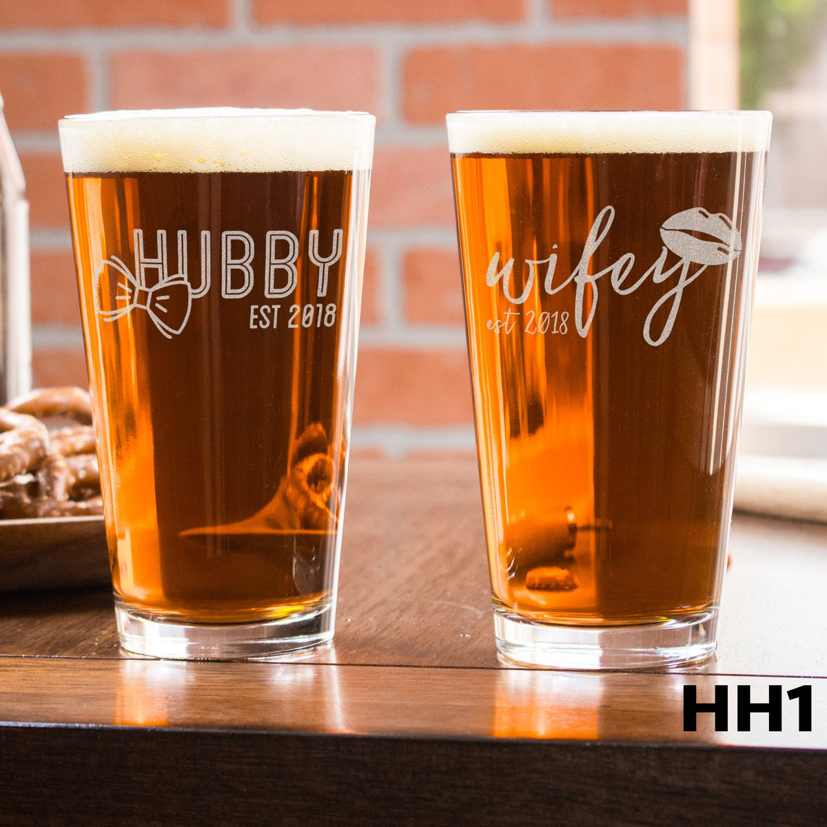 2 Pint Glass Set Hubby & Wifey - Design: HH1 - Everything Etched