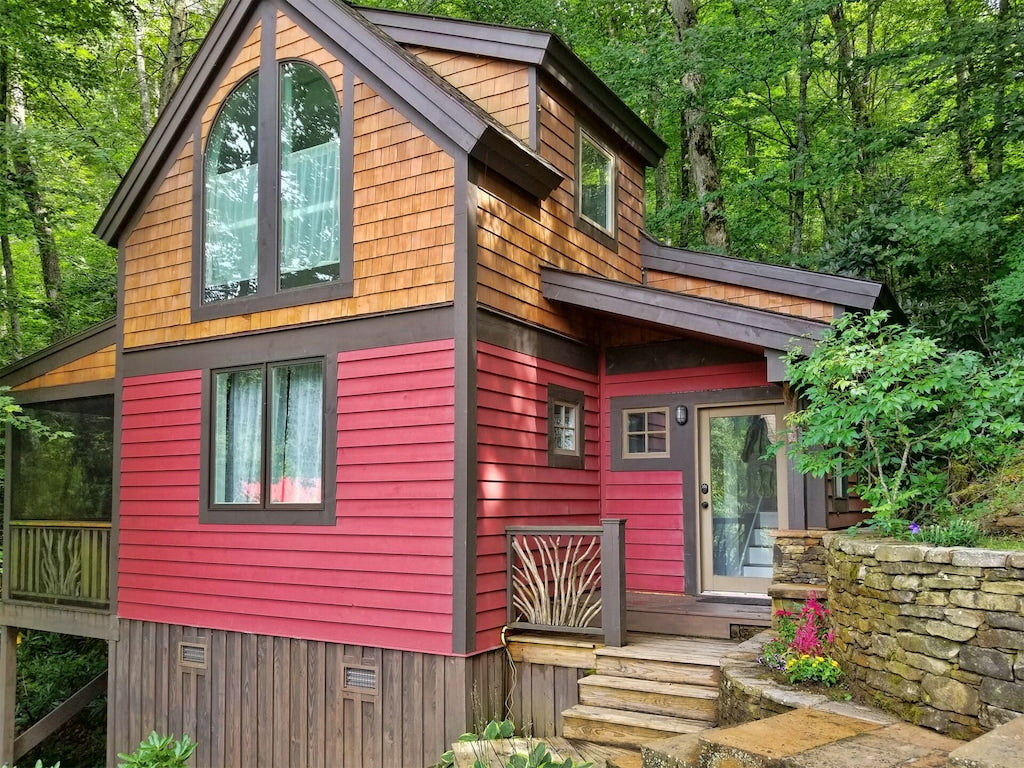 26 Tiny Houses in North Carolina For Rent on Airbnb & Vrbo!