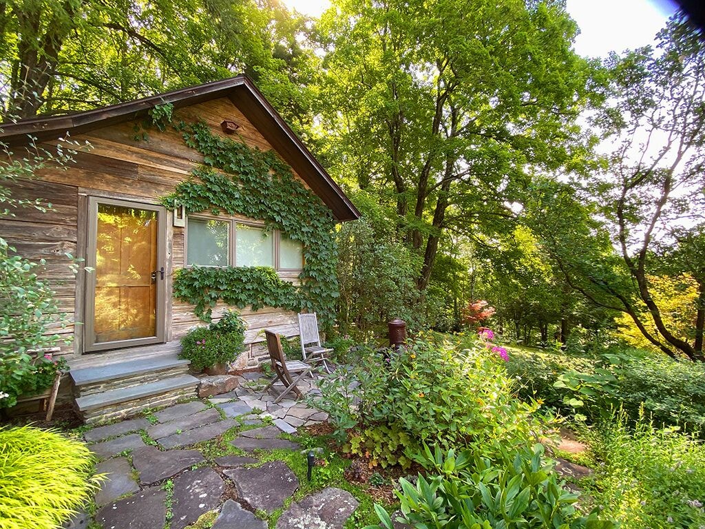 22 Tiny Houses in New York For Rent on Airbnb & VRBO!