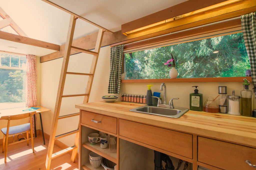 27 Tiny Houses in Canada You Can Rent on Airbnb in 2020!