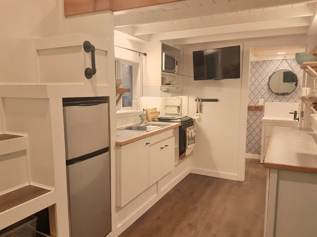 27 Tiny Houses in Canada You Can Rent on Airbnb in 2020!